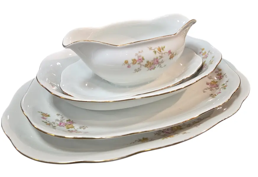 Foto de um(a) Raridade: Aparelho de Jantar Porcelana Renner (Porto Alegre) – 42 Peças – Floral com Filetes a Ouro, da categoria de Conjuntos de servir. Composição Completa (42 Peças): 12 Pratos Rasos 12 Pratos Fundos 12 Pratos de Sobremesa 01 Sopeira Grande com Tampa 03... Mostrado de uma perspectiva diferente. Vendido no marketplace Trésors.