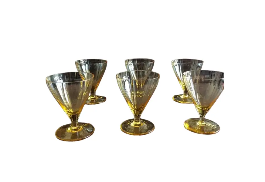Foto de um(a) Antigo Conjunto Com 6 Cálices Venezianos Cristal Amarelo, da categoria de Taças. Conjunto com 6 cálices venezianos em delicado cristal soufflé gomado, no tom amarelo. Impecáveis. Altura 8,5cm. Vendido no marketplace Trésors.