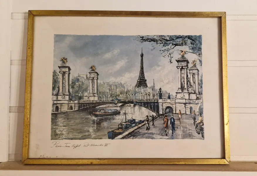 Foto de um(a) Belo par de gravuras antigas parisienses, da categoria de Pinturas. Lindo par de quadros emoldurados com vidro, com gravuras de meados do século XX retratando os principais pontos turísticos... Mostrado de uma perspectiva diferente. Vendido no marketplace Trésors.