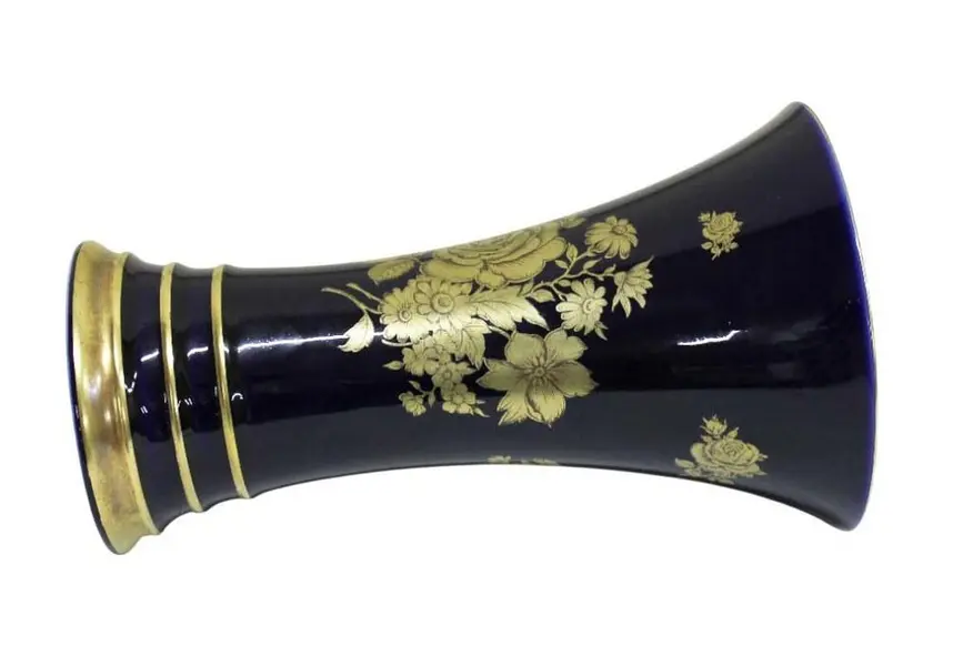 Foto de um(a) Vaso cônico azul, da categoria de Urnas. Antigo vaso cônico em azul cobalto, com decoração de flores e farta douração. Base com frisos dourados . Da manufatura... Mostrado de uma perspectiva diferente. Vendido no marketplace Trésors.