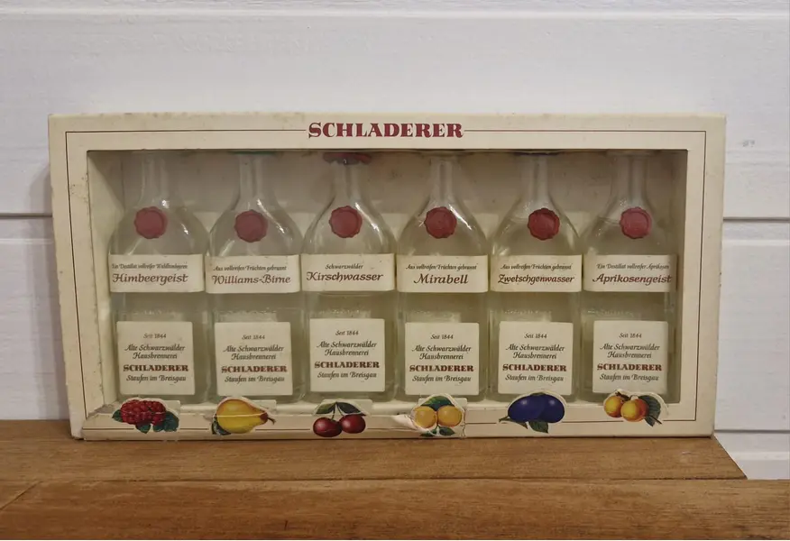 Foto de um(a) Rara coleção de aguardentes alemãs, da categoria de Outras bebidas. Rara coleção composta por seis miniaturas de aguardentes de frutas da famosa destilaria alemã Schladerer, localizada em... Mostrado de uma perspectiva diferente. Vendido no marketplace Trésors.