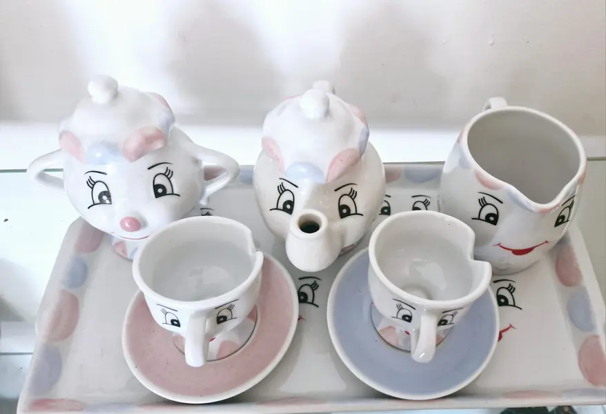 Foto de um(a) Lindíssimo jogo de chá A Bela e a Fera em porcelana, da categoria de Conjuntos de café e chá. Lindo jogo de chá 'A Bela e a Fera' em porcelana, rico em detalhes! Contém:- Bandeja- 2 Xícaras com pires- 1 Açucareiro- 1... Mostrado de uma perspectiva diferente. Vendido no marketplace Trésors.