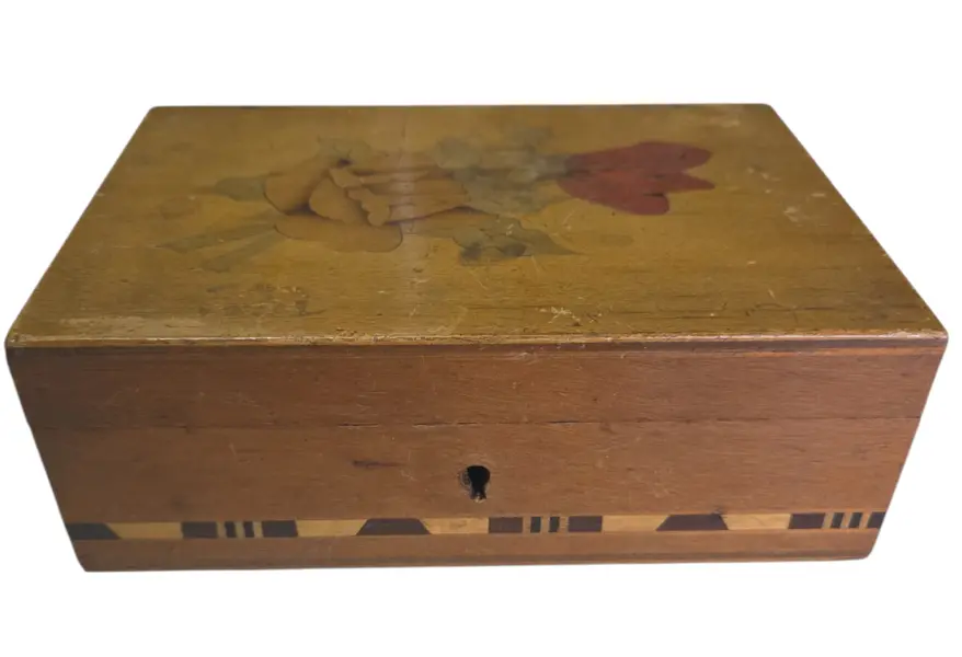 Foto de um(a) Porta-Joias Luxo em Marchetaria – Detalhe Floral de Rosas na Tampa, da categoria de Porta-Jóias. Com a beleza clássica da marcenaria tradicional, este porta-joias destaca-se pela sua tampa ricamente trabalhada em... Mostrado de uma perspectiva diferente. Vendido no marketplace Trésors.