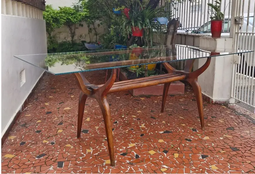 Foto de um(a) Mesa de jantar anos 50-60 com tampo de vidro, da categoria de Mesas de Jantar. Linda mesa de jantar feita na década de 1950/1960. Possui o design modernista, com suas linhas curvas, base em estrutura de... Mostrado de uma perspectiva diferente. Vendido no marketplace Trésors.