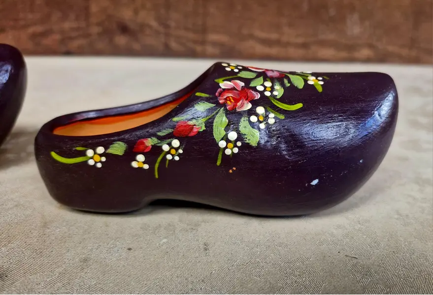Foto de um(a) Par de tamancos holandeses pintados à mão, da categoria de Outros colecionáveis. Lindo par de tamancos holandeses, conhecidos como klompen, em cerâmica e pintados à mão. Já vem com furinho para pendurar na... Mostrado de uma perspectiva diferente. Vendido no marketplace Trésors.