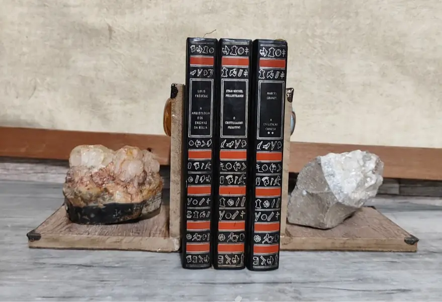 Foto de um(a) Apoio para Livros em Cristal e Porcelana, da categoria de Apoio para livros. Apoio para livros. Combo com duas unidades feitas com cristal de rocha com base e suporte em porcelana e na parte superior... Mostrado de uma perspectiva diferente. Vendido no marketplace Trésors.