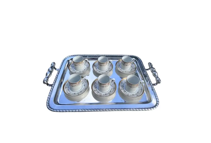 Foto de um(a) Jogo de café porcelana Real Brasil, da categoria de Conjuntos de café e chá. JOGO DE 6 LUGARES CAFÉ DA ESTIMADA MARCA DE PORCELANA REAL BRASIL. PEÇA DA DECADA DE 50. PEÇA COM PINTURA A MÃO EM OURO.... Vendido no marketplace Trésors.