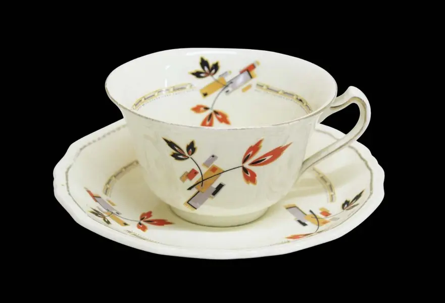 Foto de um(a) Par de xícaras inglesas para chá, da categoria de Xícaras. Delicado par de xícaras para chá inglesas, em louça na tonalidade creme. . Decoração no padrão Marigold, folhas estilizadas... Mostrado de uma perspectiva diferente. Vendido no marketplace Trésors.