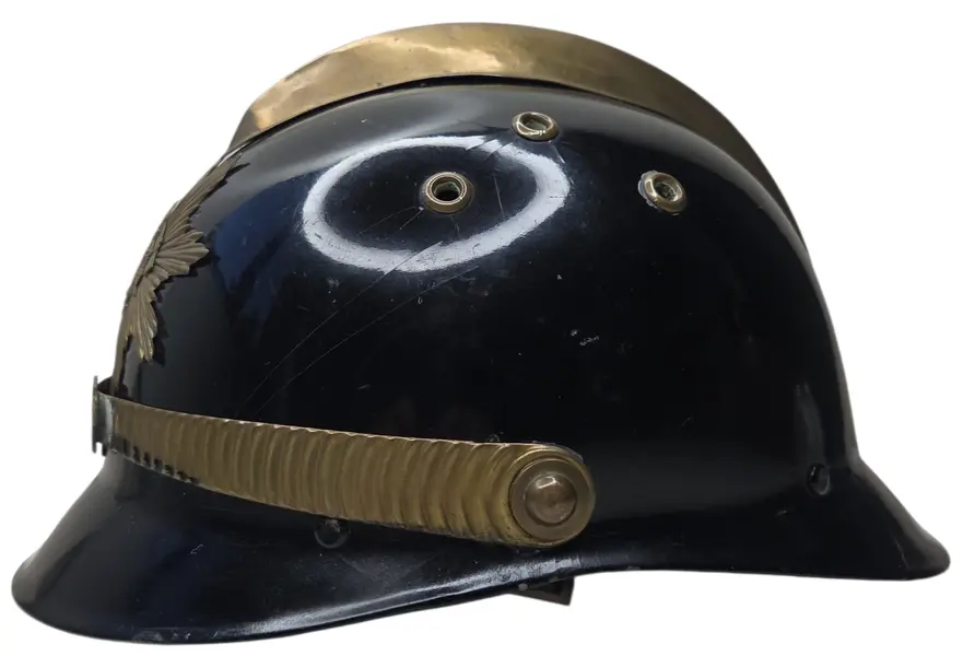 Foto de um(a) Antigo Capacete De Bombeiro Anos 60, da categoria de Outros colecionáveis. Uma verdadeira viagem no tempo! Peça histórica da década de 1960.Vendo capacete de bombeiro original dos anos 60. Uma peça... Mostrado de uma perspectiva diferente. Vendido no marketplace Trésors.