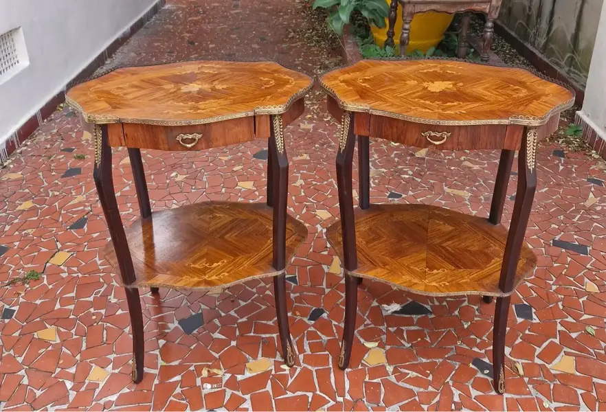Foto de um(a) Mesa lateral em madeira nobre, da categoria de Mesas laterais. Belissimas mesinhas laterais em madeira nobre, estilo francês Luiz XV, com 2 estágios, pernas recurvas terminadas em bronze,... Mostrado de uma perspectiva diferente. Vendido no marketplace Trésors.