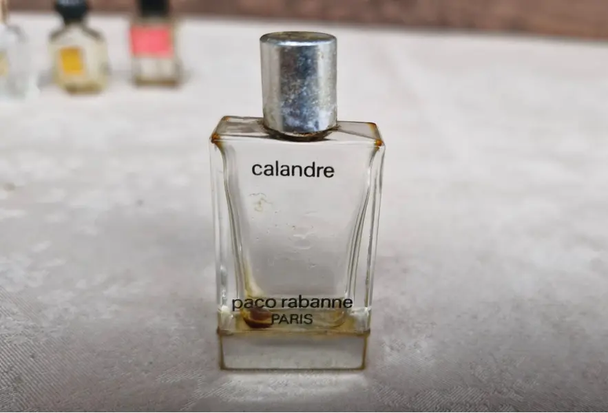 Foto de um(a) Rara coleção de mini frascos antigos de perfumes franceses, da categoria de Outros colecionáveis. Rara coleção com seis belos mini frascos antigos de perfumes franceses, sendo: Muguet Caron, Shocking Schiaparelli, Caron... Mostrado de uma perspectiva diferente. Vendido no marketplace Trésors.