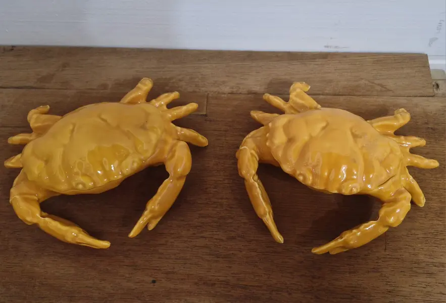 Foto de um(a) Par de petisqueiras em formato de Caranguejo, da categoria de Travessas e tigelas. Divertidas petisqueiras em formato de caranguejo. São peças que unem funcionalidade e um design lúdico, podendo ser ... Mostrado de uma perspectiva diferente. Vendido no marketplace Trésors.