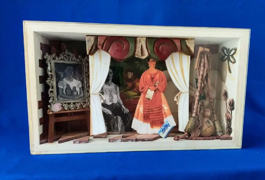 Foto de um(a) Diorama Frida Khalo, da categoria de Outros objetos decorativos. Diorama frida: a vida de frida khalo retratada pelo olhar do designer marcelus ribas, peça única. Caixas em mdp com vidro... Mostrado de uma perspectiva diferente. Vendido no marketplace Trésors.