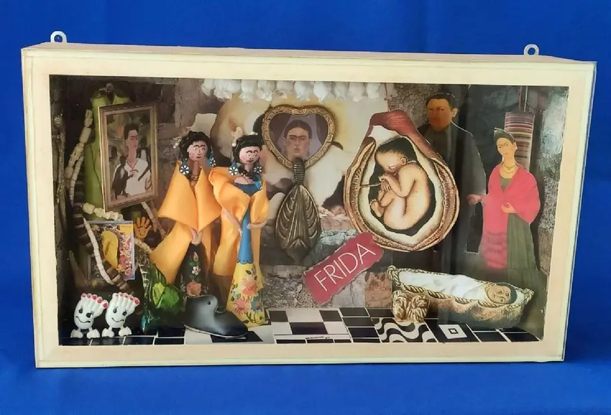 Foto de um(a) Diorama Frida Khalo, da categoria de Outros objetos decorativos. Diorama frida: a vida de frida khalo retratada pelo olhar do designer marcelus ribas, peça única. Caixas em mdp com vidro... Mostrado de uma perspectiva diferente. Vendido no marketplace Trésors.