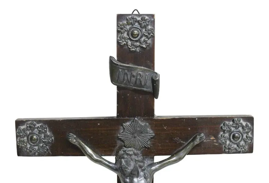 Foto de um(a) Crucifixo em madeira nobre, da categoria de Objetos religiosos e espirituais. Crucifixo em madeira nobre com apliques em metal dourado e corpo de Cristo também em metal dourado, com riqueza de detalhes.... Mostrado de uma perspectiva diferente. Vendido no marketplace Trésors.