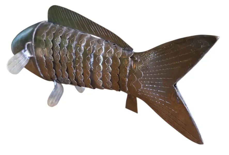 Foto de um(a) Peixe Escultural em Latão Dourado, da categoria de Escultura. A pátina natural do latão confere um charme vintage autêntico, tornando-o o acessório perfeito para mesas de centro,... Mostrado de uma perspectiva diferente. Vendido no marketplace Trésors.