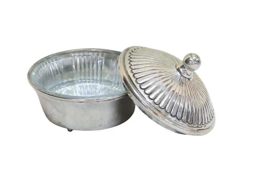 Foto de um(a) Manteiguira redonda em metal, da categoria de Garrafas, potes e jarros. Delicada manteigueira redonda em metal espessurado a prata, apresenta assente em tripé e tampa filetada em alto relevo com... Mostrado de uma perspectiva diferente. Vendido no marketplace Trésors.