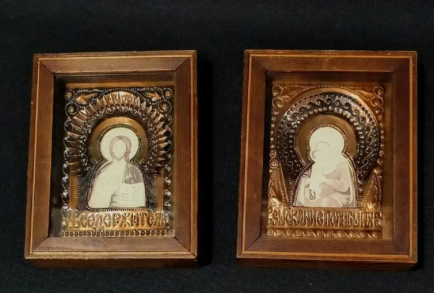 Foto de um(a) Arte Sacra Cristo e a Virgem 70'S, da categoria de Objetos religiosos e espirituais. Combo de dois ícone russos com imagem de cristo e a virgem: moldura em madeira, vidro e decoração em cobre, década de 1970... Mostrado de uma perspectiva diferente. Vendido no marketplace Trésors.