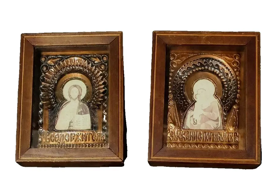 Foto de um(a) Arte Sacra Cristo e a Virgem 70'S, da categoria de Objetos religiosos e espirituais. Combo de dois ícone russos com imagem de cristo e a virgem: moldura em madeira, vidro e decoração em cobre, década de 1970... Vendido no marketplace Trésors.