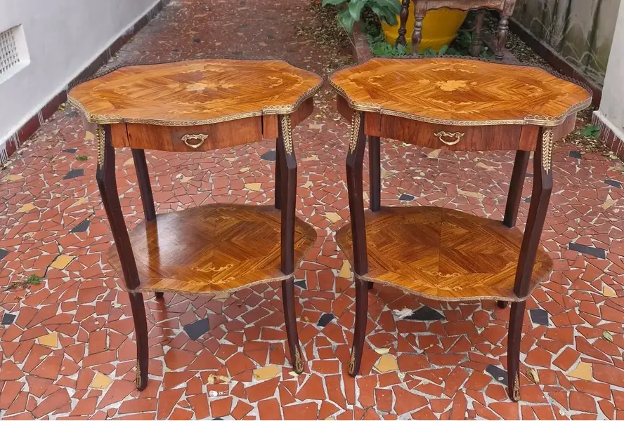 Foto de um(a) Mesa lateral em madeira nobre, da categoria de Mesas laterais. Belissimas mesinhas laterais em madeira nobre, estilo francês Luiz XV, com 2 estágios, pernas recurvas terminadas em bronze,... Mostrado de uma perspectiva diferente. Vendido no marketplace Trésors.