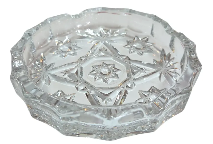 Foto de um(a) Cinzeiro Cristal Estrela, da categoria de Cinzeiros. O ápice da elegância funcional. Este cinzeiro é esculpido em cristal de alta transparência, apresentando lapidações... Vendido no marketplace Trésors.