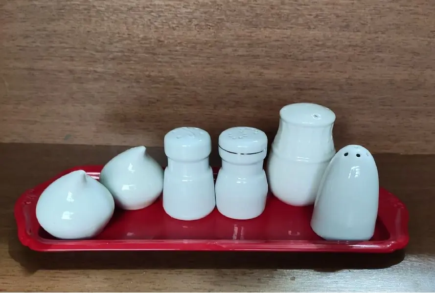 Foto de um(a) Conjunto Saleiros Anos 90, da categoria de Saleiros e pimenteiros. Combo com seis (06) saleiros em porcelana branca, de diferentes fábricas e épocas acompanha três pires em porcelana branca... Mostrado de uma perspectiva diferente. Vendido no marketplace Trésors.