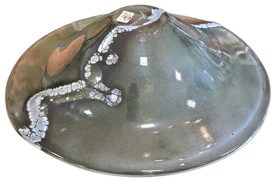 Foto de um(a) Fruteira em Murano Cinza, da categoria de Fruteiras. Esta fruteira de Murano cinza é a união perfeita entre a tradição milenar do vidro e o design contemporâneo. A sobriedade do... Mostrado de uma perspectiva diferente. Vendido no marketplace Trésors.