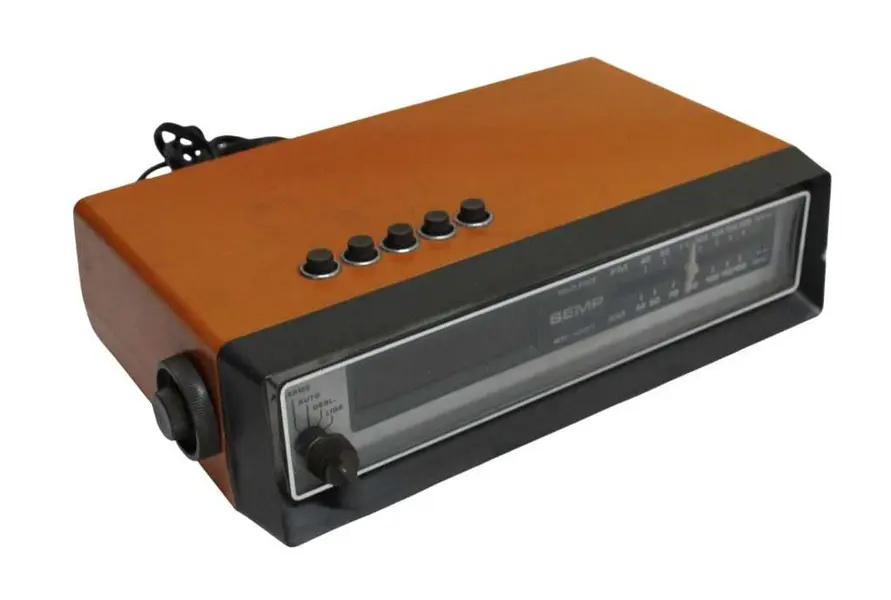 Foto de um(a) Rádio relógio SEMP TOSHIBA RR - 1005 - Nº 25440 BIVOLT, da categoria de Rádios e sintonizadores. Antigo e raro rádio relógio SEMP TOSHIBA RR - 1005 - Nº 25440 BIVOLT. Na tonalidade laranja, funcionando, sem garantias... Mostrado de uma perspectiva diferente. Vendido no marketplace Trésors.