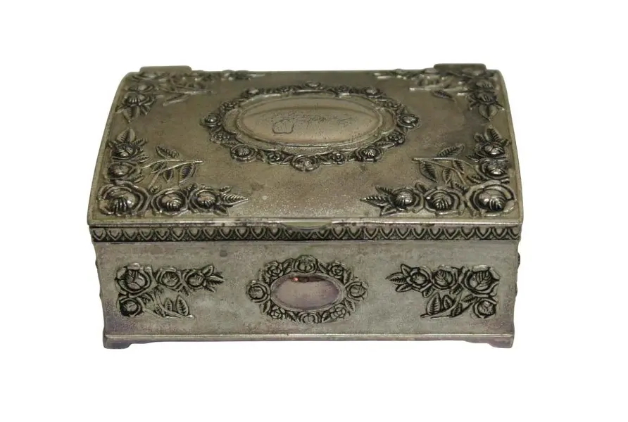 Foto de um(a) Porta joias em metal prateado com decoração de guirlandas, da categoria de Porta-Jóias. Caixa porta joias em metal prateado com decoração de guirlandas de flores em alto relevo e medalhão central. Parte interna... Vendido no marketplace Trésors.