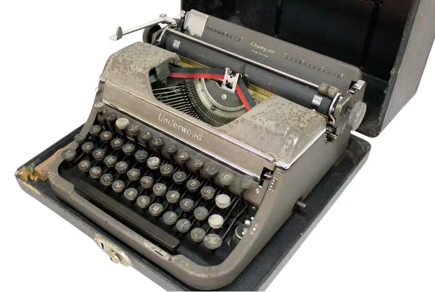 Foto de um(a) Máquina de escrever UNDERWOOD CHAMPION MADE IN USA, da categoria de Maquinas de Escrever. Antiga e rara máquina de escrever da manufatura UNDERWOOD CHAMPION MADE IN USA. Acompanha caixa original com pega em... Mostrado de uma perspectiva diferente. Vendido no marketplace Trésors.