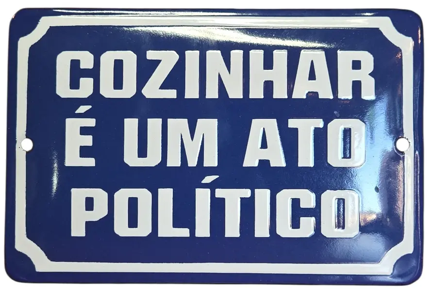 Foto de um(a) Antiga Placa de Metal Esmaltada, da categoria de Outros sinais. Traga charme, personalidade e uma pitada de contestação para o seu ambiente com esta belíssima placa decorativa esmaltada!. Mostrado de uma perspectiva diferente. Vendido no marketplace Trésors.