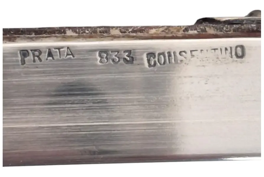 Foto de um(a) Porta Retrato Antigo De Prata 833, da categoria de Porta retratos. Porta-Retrato em Prata de Lei 833Elegância atemporal para eternizar seus melhores momentos. Este porta-retrato, produzido em... Mostrado de uma perspectiva diferente. Vendido no marketplace Trésors.