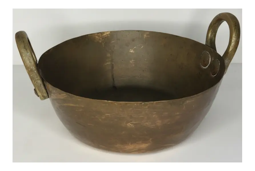 Foto de um(a) Tacho de Cobre Antigo, da categoria de Panelas. Peça clássica e robusta, ideal tanto para uso culinário quanto para decoração rústica e colecionismo. Mostrado de uma perspectiva diferente. Vendido no marketplace Trésors.