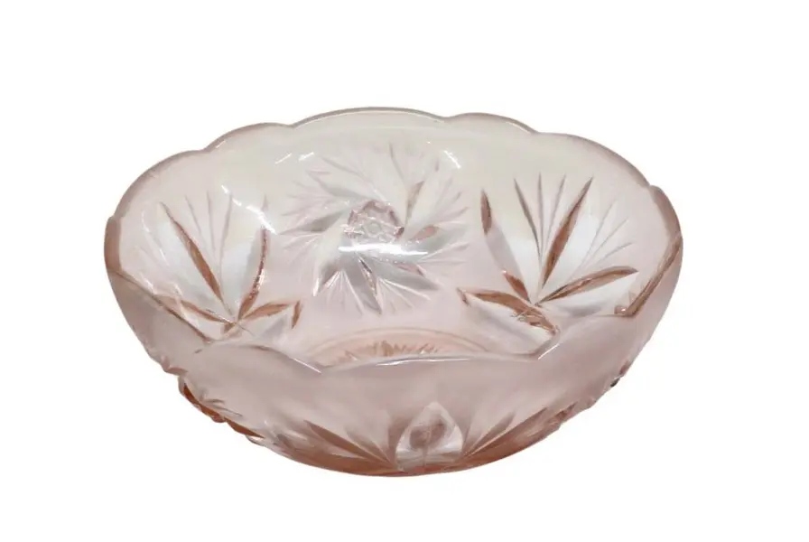 Foto de um(a) Bowl rosa de vidrão lapidado, da categoria de Travessas e tigelas. Bowl em vidrão lapidado na tonalidade rosa, com bordas onduladas. Medidas 9A X 21D Em bom estado, com mínimas marcas do... Vendido no marketplace Trésors.