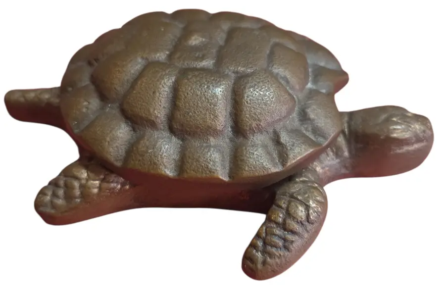 Foto de um(a) Cinzeiro Marinho: Tartaruga em Bronze, da categoria de Cinzeiros. Inspirada na longevidade e resistência das tartarugas marinhas, esta peça decorativa em bronze é um item de destaque para... Mostrado de uma perspectiva diferente. Vendido no marketplace Trésors.