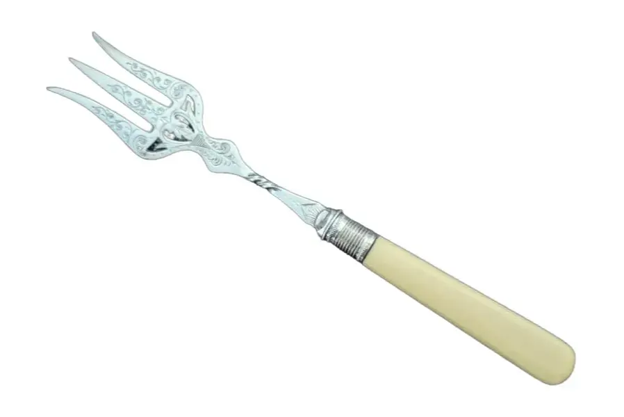 Foto de um(a) Garfo para carne - Inglaterra, modelo serviço, da categoria de Garfos. Uma Janela para a Etiqueta e o Design de Época Antigo garfo de serviço para carne em metal prateado e cabo de osso.Mede: 21... Mostrado de uma perspectiva diferente. Vendido no marketplace Trésors.