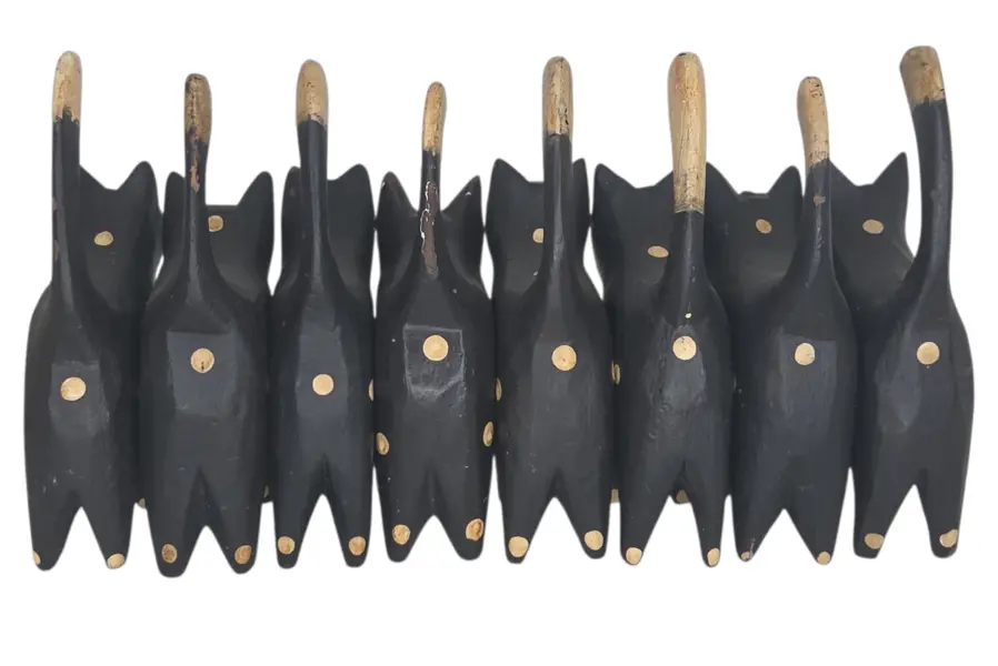 Foto de um(a) Jogo de Porta-Guardanapos "Gatos Pretos" - 08 Peças em Madeira Pintada, da categoria de Anel para guardanapo. Adicione um toque de personalidade e descontração à sua mesa com este exclusivo conjunto de porta-guardanapos em formato de... Mostrado de uma perspectiva diferente. Vendido no marketplace Trésors.