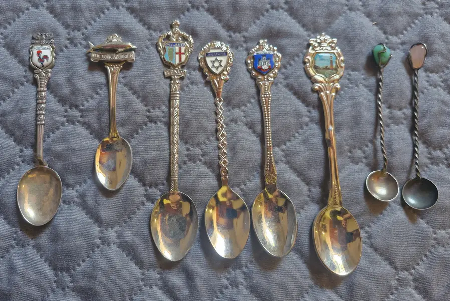 Foto de um(a) Coleção Colheres de Souvenir/Países Diversos - 11 Peças, da categoria de Colheres. Esta coleção exclusiva de colheres de lembrança (souvenir spoons) é perfeita para colecionadores que buscam peças raras e... Mostrado de uma perspectiva diferente. Vendido no marketplace Trésors.
