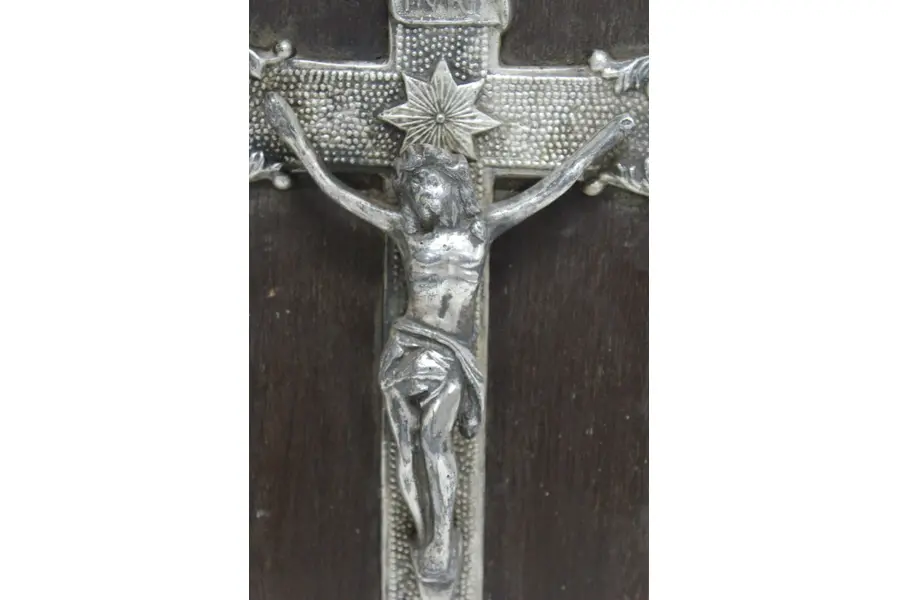 Foto de um(a) Crucifixo com base em madeira, da categoria de Objetos religiosos e espirituais. ARTE SACRA - Crucifixo com base em madeira escura. A cruz possui imagem de Cristo em relevo, com detalhes florais nos quatro... Mostrado de uma perspectiva diferente. Vendido no marketplace Trésors.