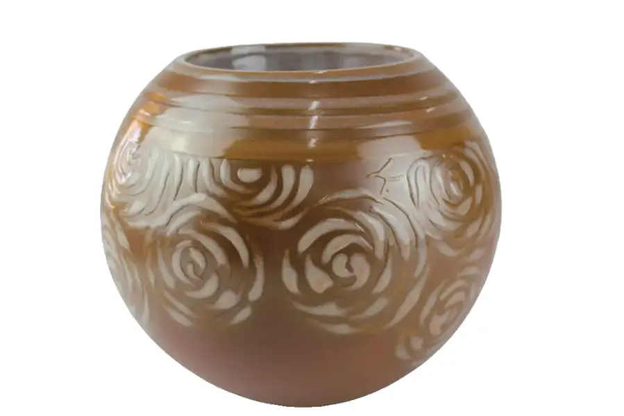 Foto de um(a) Porta vela em cerâmica marrom, da categoria de Velas e fragrâncias para casa. Original porta-velas em cerâmica marrom com decoração floral em relevo, centro superior vazado para a colocação de vela com... Vendido no marketplace Trésors.