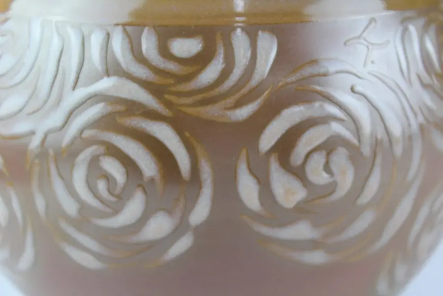 Foto de um(a) Porta vela em cerâmica marrom, da categoria de Velas e fragrâncias para casa. Original porta-velas em cerâmica marrom com decoração floral em relevo, centro superior vazado para a colocação de vela com... Mostrado de uma perspectiva diferente. Vendido no marketplace Trésors.