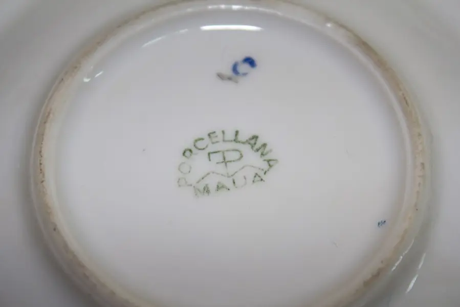 Foto de um(a) Par de xícaras para café, da categoria de Xícaras. Par de xícaras para café em porcelana branca com flores e douração, xícara com assente em quatro pés e pires quadrado com... Mostrado de uma perspectiva diferente. Vendido no marketplace Trésors.
