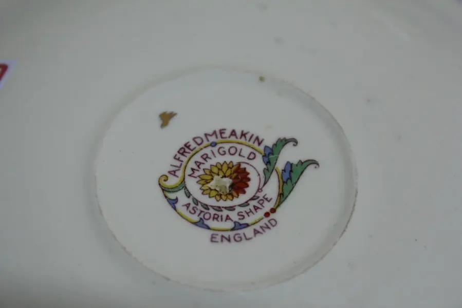 Foto de um(a) Par de xícaras inglesas para chá, da categoria de Xícaras. Delicado par de xícaras para chá inglesas, em louça na tonalidade creme. . Decoração no padrão Marigold, folhas estilizadas... Mostrado de uma perspectiva diferente. Vendido no marketplace Trésors.