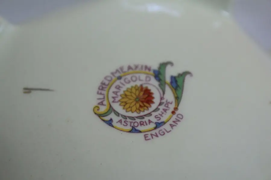 Foto de um(a) Bule para chá em porcelana inglesa, da categoria de Bules. Suntuoso bule inglês para chá em louça na tonalidade creme, corpo arredondado com base em 4 pés ornamentados, tampa com pega... Mostrado de uma perspectiva diferente. Vendido no marketplace Trésors.