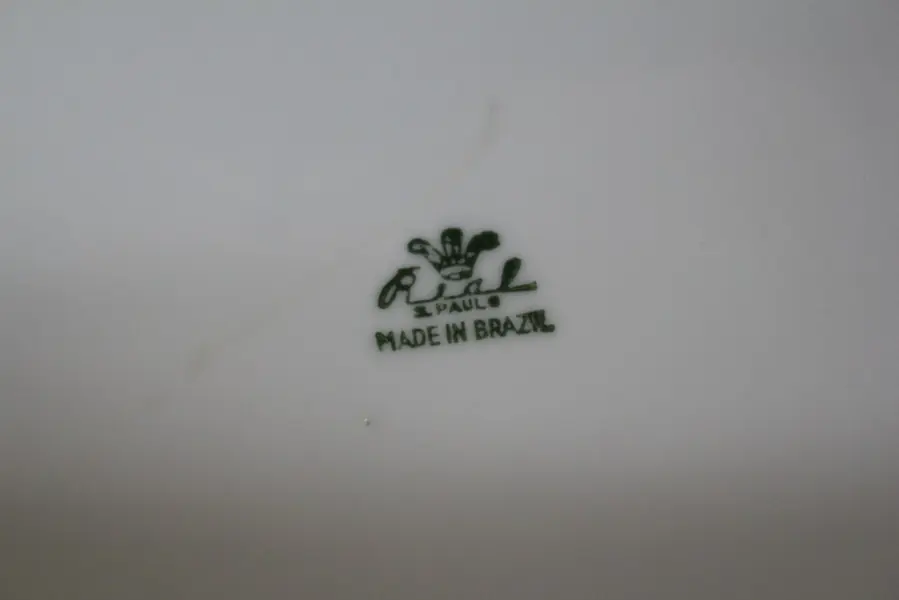 Foto de um(a) Sopeira em porcelana com douração, da categoria de Outros utensílios para servir. Sopeira em porcelana branca com decoração de barrado azul com douração. Da manufatura REAL SÃO PAULO MADE IN BRAZIL. ... Mostrado de uma perspectiva diferente. Vendido no marketplace Trésors.