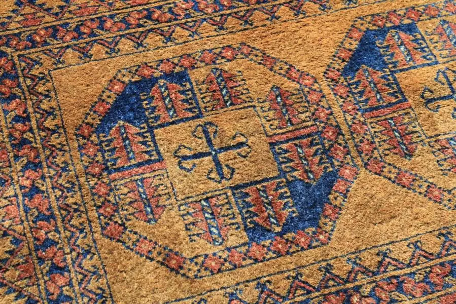 Foto de um(a) Tapete Turco com design geométrico, da categoria de Tapetes. Antigo tapete turco, com design geométrico em tons de marrom, bege e azul . Feito à mão com lã, uma característica comum dos... Mostrado de uma perspectiva diferente. Vendido no marketplace Trésors.