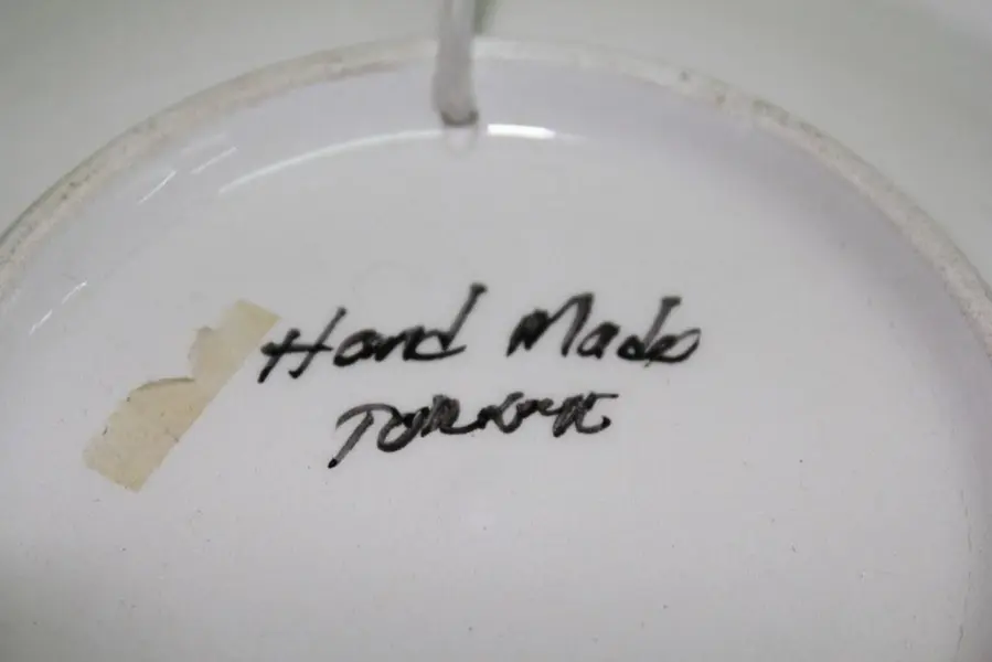 Foto de um(a) Prato ornamental floral, da categoria de Pratos Decorativos. Prato ornamental em cerâmica, com decoração floral em policromia e fundo em azul cobalto. Prato trazido de PORTUGAL conforme... Mostrado de uma perspectiva diferente. Vendido no marketplace Trésors.