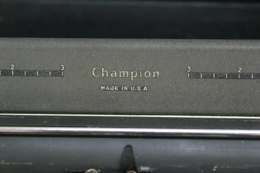 Foto de um(a) Máquina de escrever UNDERWOOD CHAMPION MADE IN USA, da categoria de Maquinas de Escrever. Antiga e rara máquina de escrever da manufatura UNDERWOOD CHAMPION MADE IN USA. Acompanha caixa original com pega em... Mostrado de uma perspectiva diferente. Vendido no marketplace Trésors.