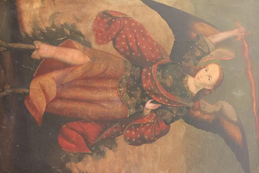 Foto de um(a) Quadro Cusquenho OSD Arcanjo, da categoria de Pinturas. Antigo e suntuoso quadro cusquenho OSD com figura Arcanjo com moldura nobre, ricamente trabalhada com douração e levemente... Mostrado de uma perspectiva diferente. Vendido no marketplace Trésors.