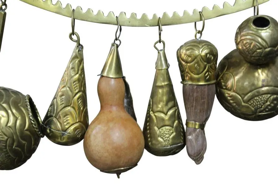 Foto de um(a) Balangandã em metal dourado, da categoria de Objetos religiosos e espirituais. Antigo balangandã em metal dourado, com cenas de anjo trabalhado em relevos e acompanham 06 penduricalhos incluindo uma figa... Mostrado de uma perspectiva diferente. Vendido no marketplace Trésors.